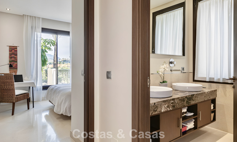 Apartamento listo para entrar a vivir en venta con gran jardín y vistas al mar en una comunidad cerrada en Benahavis - Marbella 777958