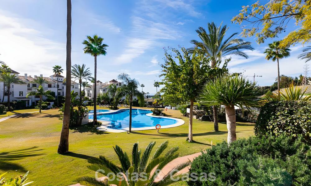 Apartamento listo para entrar a vivir en venta con gran jardín y vistas al mar en una comunidad cerrada en Benahavis - Marbella 777959