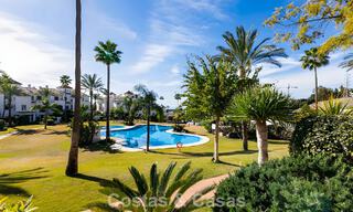 Apartamento listo para entrar a vivir en venta con gran jardín y vistas al mar en una comunidad cerrada en Benahavis - Marbella 777959 