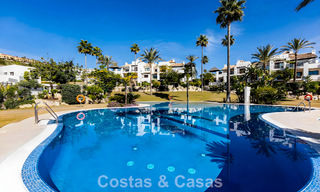 Apartamento listo para entrar a vivir en venta con gran jardín y vistas al mar en una comunidad cerrada en Benahavis - Marbella 777961 