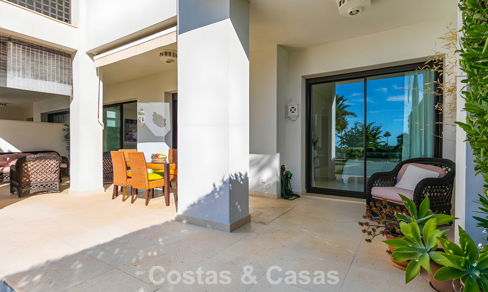 Apartamento listo para entrar a vivir en venta con gran jardín y vistas al mar en una comunidad cerrada en Benahavis - Marbella 777962