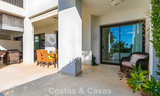 Apartamento listo para entrar a vivir en venta con gran jardín y vistas al mar en una comunidad cerrada en Benahavis - Marbella 777962 