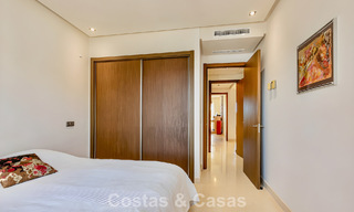 Apartamento listo para entrar a vivir en venta con gran jardín y vistas al mar en una comunidad cerrada en Benahavis - Marbella 777963 