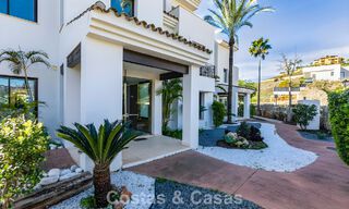 Apartamento listo para entrar a vivir en venta con gran jardín y vistas al mar en una comunidad cerrada en Benahavis - Marbella 777964 