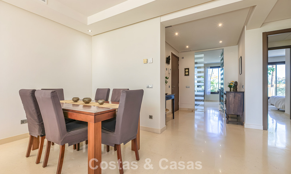 Apartamento listo para entrar a vivir en venta con gran jardín y vistas al mar en una comunidad cerrada en Benahavis - Marbella 777965