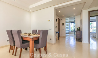 Apartamento listo para entrar a vivir en venta con gran jardín y vistas al mar en una comunidad cerrada en Benahavis - Marbella 777965 