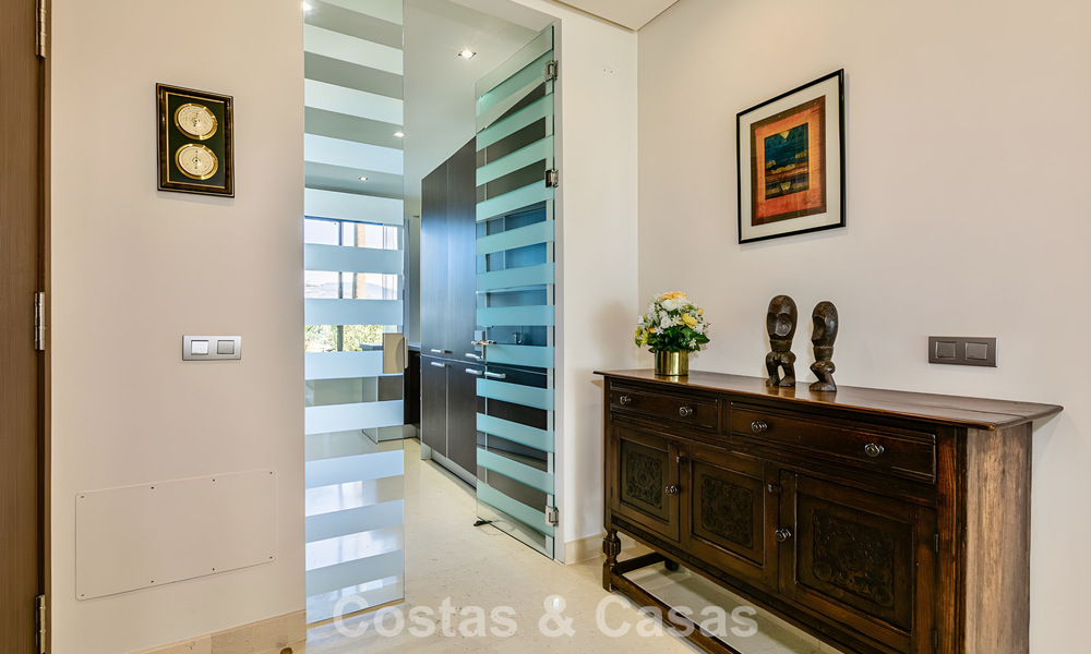 Apartamento listo para entrar a vivir en venta con gran jardín y vistas al mar en una comunidad cerrada en Benahavis - Marbella 777966