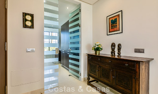 Apartamento listo para entrar a vivir en venta con gran jardín y vistas al mar en una comunidad cerrada en Benahavis - Marbella 777966 