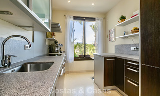 Apartamento listo para entrar a vivir en venta con gran jardín y vistas al mar en una comunidad cerrada en Benahavis - Marbella 777967 