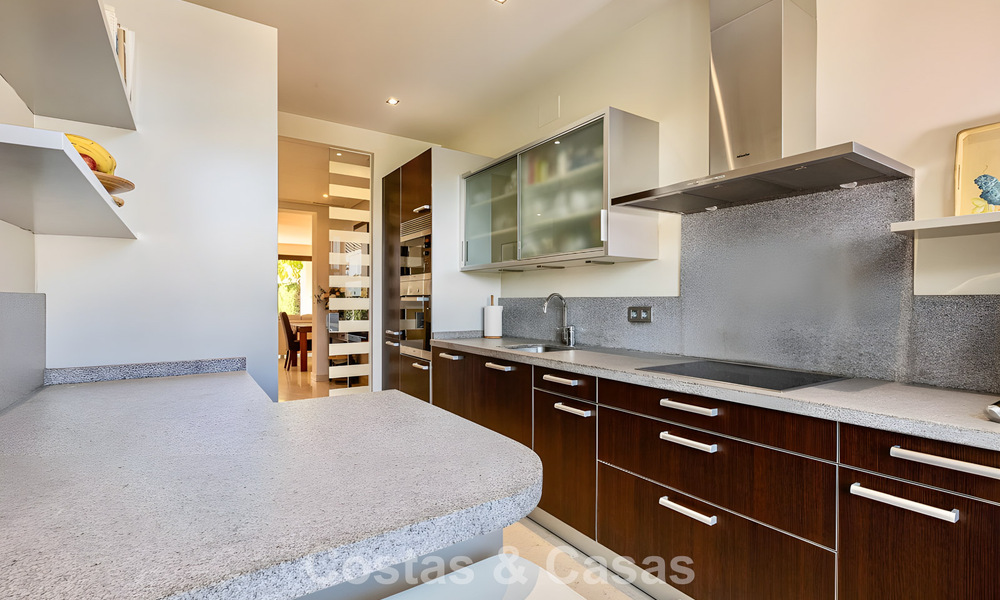 Apartamento listo para entrar a vivir en venta con gran jardín y vistas al mar en una comunidad cerrada en Benahavis - Marbella 777968