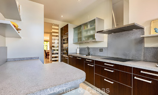 Apartamento listo para entrar a vivir en venta con gran jardín y vistas al mar en una comunidad cerrada en Benahavis - Marbella 777968 