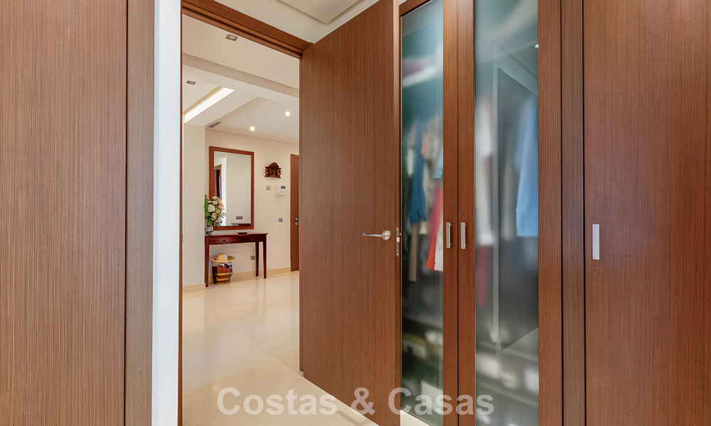 Apartamento listo para entrar a vivir en venta con gran jardín y vistas al mar en una comunidad cerrada en Benahavis - Marbella 777969