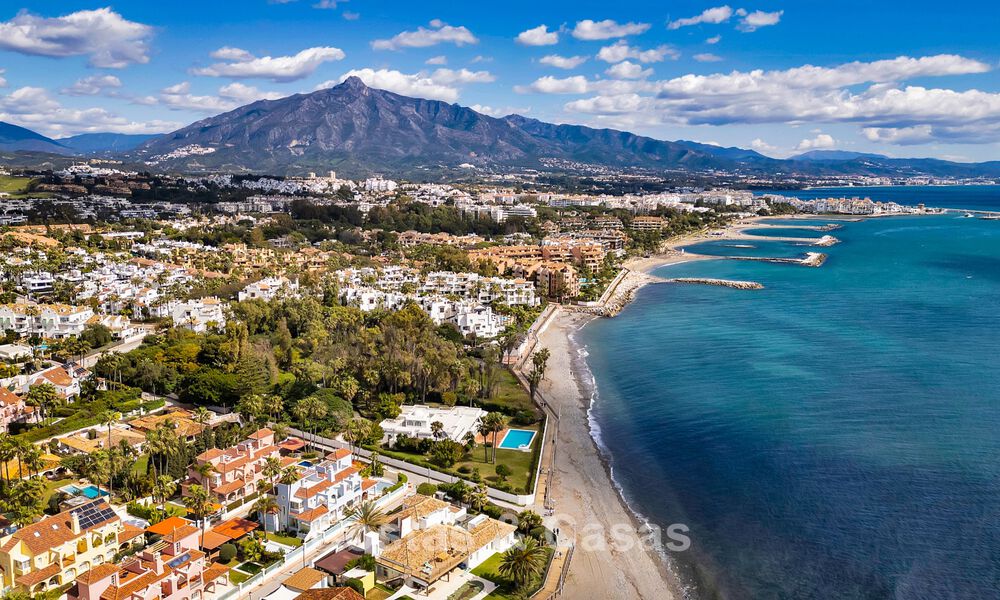 Encantadora villa adosada en venta a pocos metros de la playa cerca de Puerto Banús, Marbella 777976