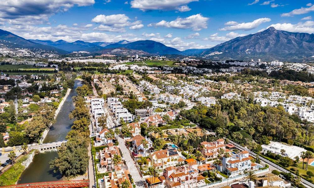 Encantadora villa adosada en venta a pocos metros de la playa cerca de Puerto Banús, Marbella 777978