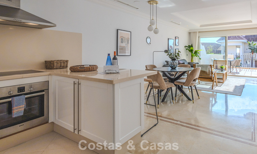Precioso apartamento con amplia terraza en venta en un lujoso complejo en Nueva Andalucía, Marbella 778115