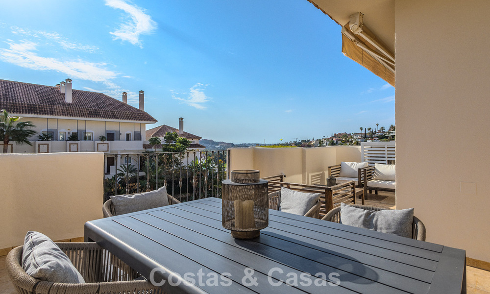 Precioso apartamento con amplia terraza en venta en un lujoso complejo en Nueva Andalucía, Marbella 778123