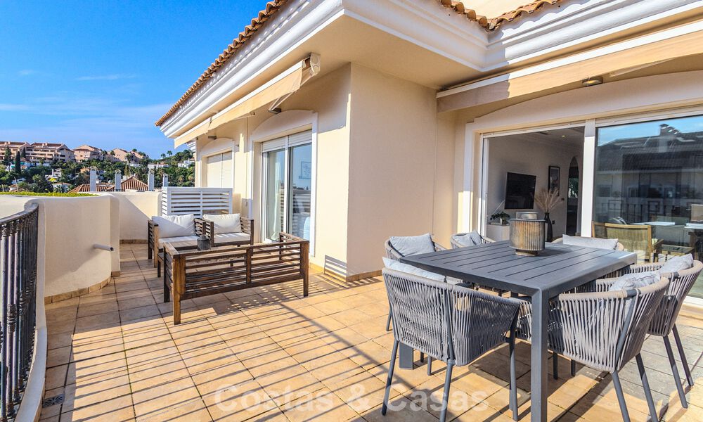 Precioso apartamento con amplia terraza en venta en un lujoso complejo en Nueva Andalucía, Marbella 778124