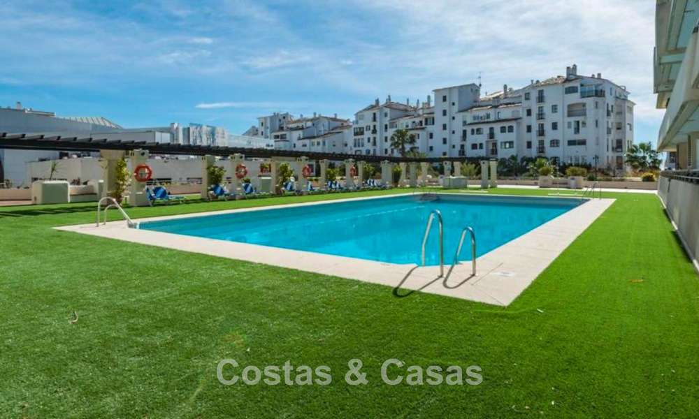 Ático con fenomenales vistas al mar en venta a un paso de todos los servicios y la playa en Puerto Banús, Marbella 778093