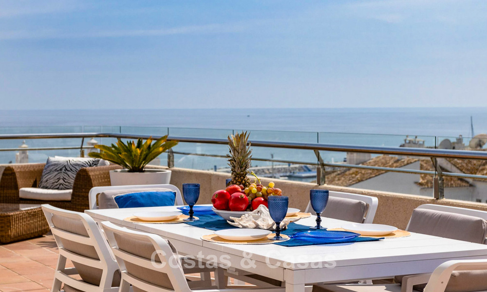 Ático con fenomenales vistas al mar en venta a un paso de todos los servicios y la playa en Puerto Banús, Marbella 778094