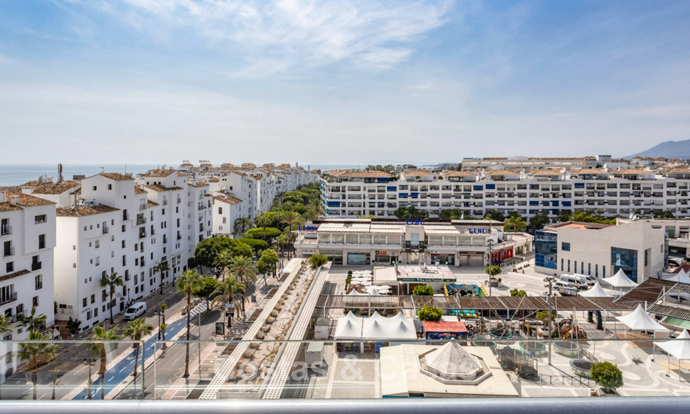 Ático con fenomenales vistas al mar en venta a un paso de todos los servicios y la playa en Puerto Banús, Marbella 778095