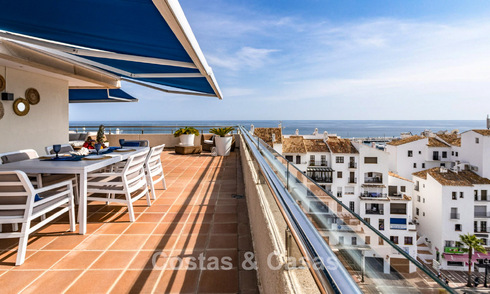 Ático con fenomenales vistas al mar en venta a un paso de todos los servicios y la playa en Puerto Banús, Marbella 778097