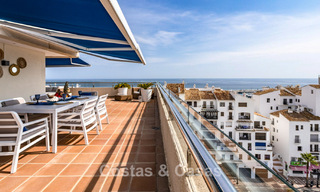 Ático con fenomenales vistas al mar en venta a un paso de todos los servicios y la playa en Puerto Banús, Marbella 778097 