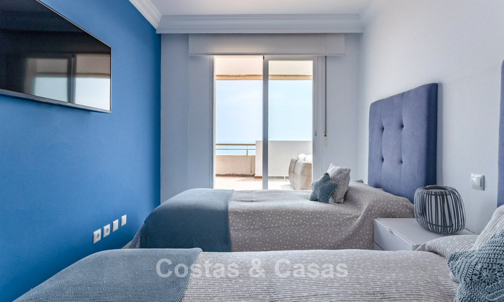 Ático con fenomenales vistas al mar en venta a un paso de todos los servicios y la playa en Puerto Banús, Marbella 778100