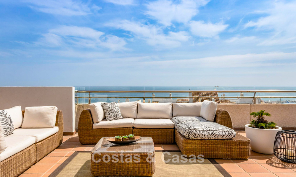 Ático con fenomenales vistas al mar en venta a un paso de todos los servicios y la playa en Puerto Banús, Marbella 778101