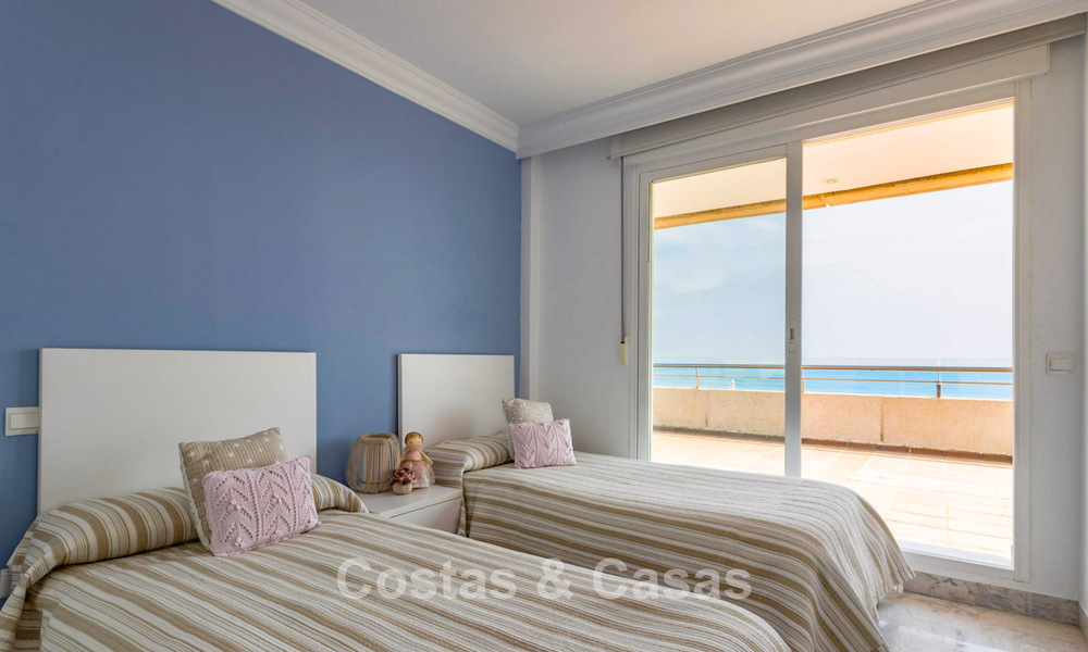 Ático con fenomenales vistas al mar en venta a un paso de todos los servicios y la playa en Puerto Banús, Marbella 778102