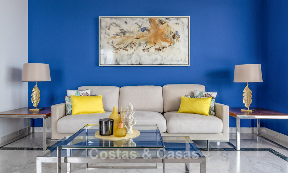 Ático con fenomenales vistas al mar en venta a un paso de todos los servicios y la playa en Puerto Banús, Marbella 778103