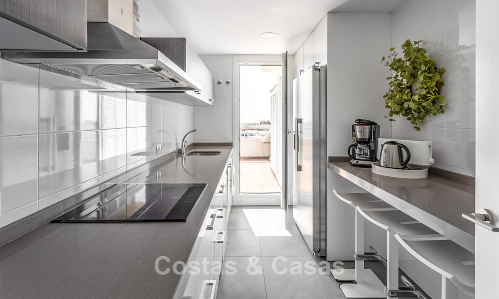 Ático con fenomenales vistas al mar en venta a un paso de todos los servicios y la playa en Puerto Banús, Marbella 778105