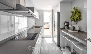 Ático con fenomenales vistas al mar en venta a un paso de todos los servicios y la playa en Puerto Banús, Marbella 778105 