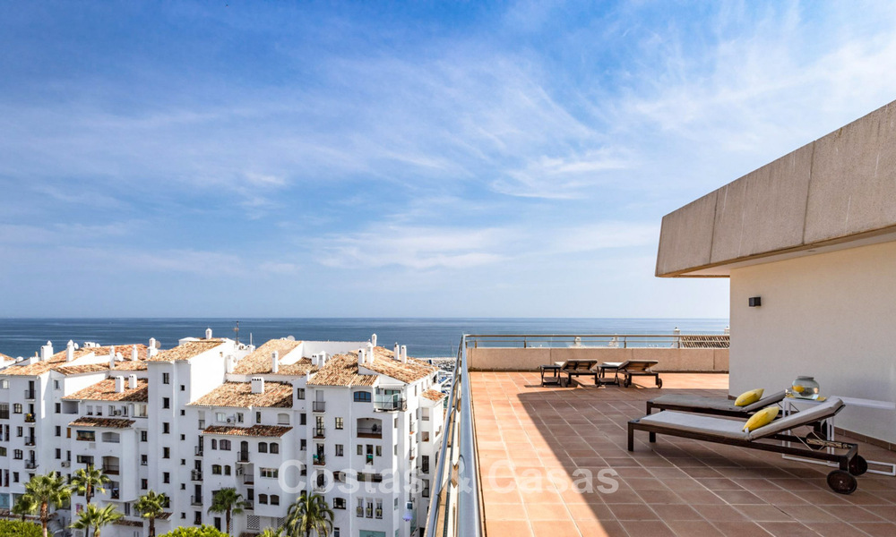 Ático con fenomenales vistas al mar en venta a un paso de todos los servicios y la playa en Puerto Banús, Marbella 778106