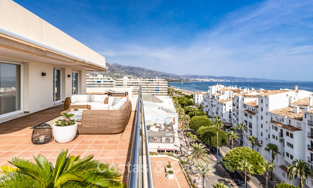 Ático con fenomenales vistas al mar en venta a un paso de todos los servicios y la playa en Puerto Banús, Marbella 778108