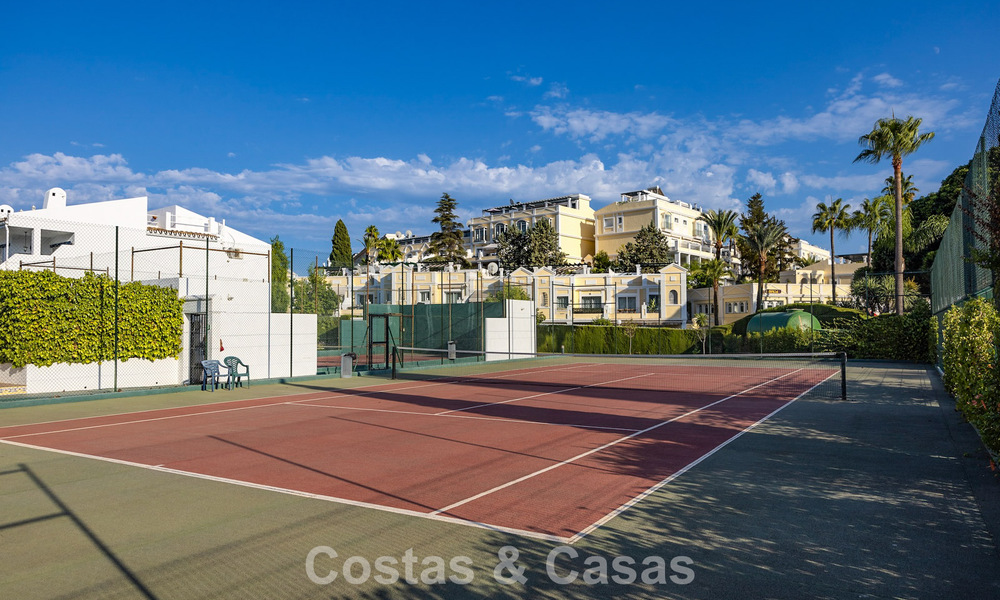 Ático reformado en venta en una popular urbanización de golf Aloha en el centro de Nueva Andalucía, Marbella 778065