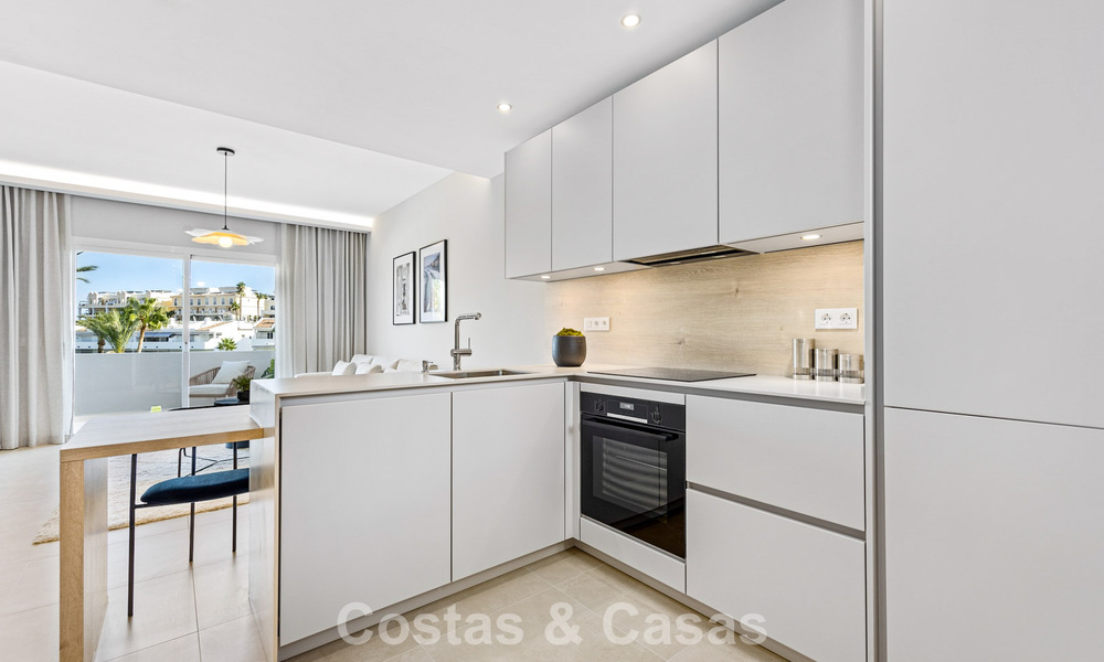 Ático reformado en venta en una popular urbanización de golf Aloha en el centro de Nueva Andalucía, Marbella 778067