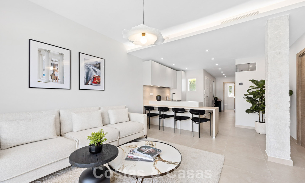 Ático reformado en venta en una popular urbanización de golf Aloha en el centro de Nueva Andalucía, Marbella 778068