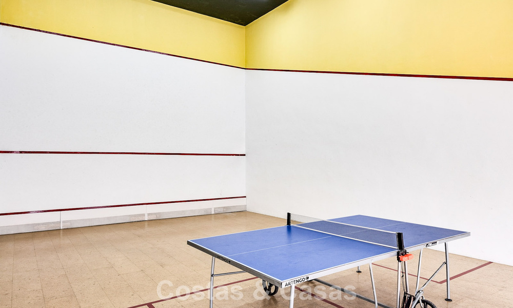 Ático reformado en venta en una popular urbanización de golf Aloha en el centro de Nueva Andalucía, Marbella 778069