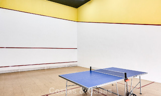 Ático reformado en venta en una popular urbanización de golf Aloha en el centro de Nueva Andalucía, Marbella 778069 