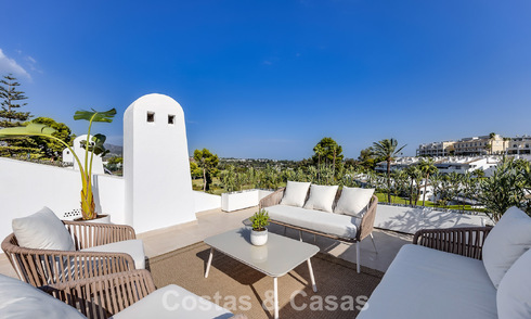 Ático reformado en venta en una popular urbanización de golf Aloha en el centro de Nueva Andalucía, Marbella 778070