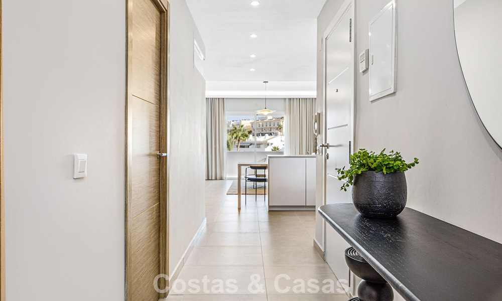 Ático reformado en venta en una popular urbanización de golf Aloha en el centro de Nueva Andalucía, Marbella 778071