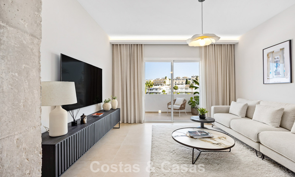 Ático reformado en venta en una popular urbanización de golf Aloha en el centro de Nueva Andalucía, Marbella 778074