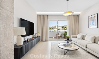 Ático reformado en venta en una popular urbanización de golf Aloha en el centro de Nueva Andalucía, Marbella 778074 