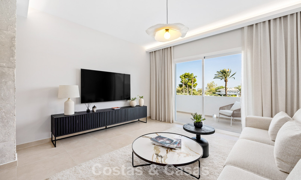 Ático reformado en venta en una popular urbanización de golf Aloha en el centro de Nueva Andalucía, Marbella 778075