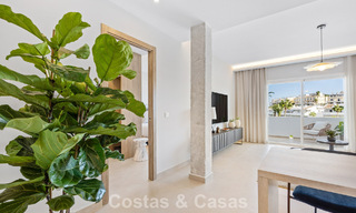 Ático reformado en venta en una popular urbanización de golf Aloha en el centro de Nueva Andalucía, Marbella 778076 