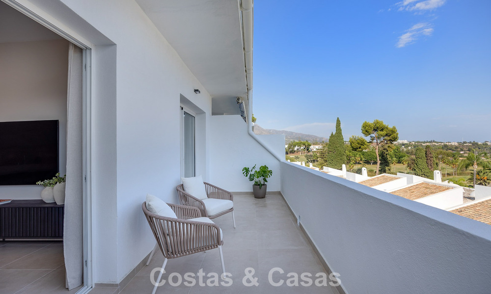 Ático reformado en venta en una popular urbanización de golf Aloha en el centro de Nueva Andalucía, Marbella 778077
