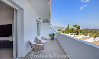 Ático reformado en venta en una popular urbanización de golf Aloha en el centro de Nueva Andalucía, Marbella 778077 