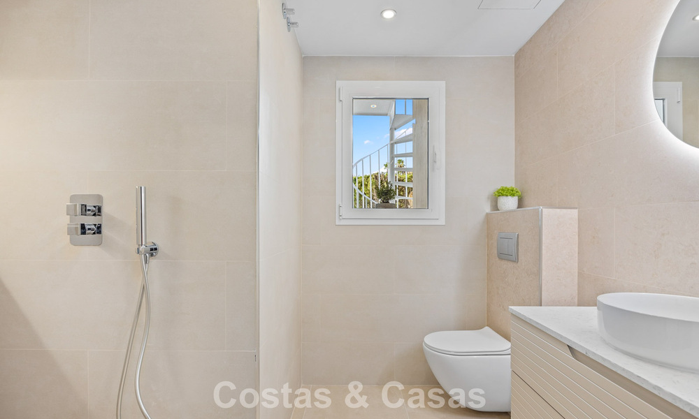 Ático reformado en venta en una popular urbanización de golf Aloha en el centro de Nueva Andalucía, Marbella 778081