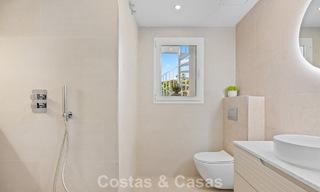 Ático reformado en venta en una popular urbanización de golf Aloha en el centro de Nueva Andalucía, Marbella 778081 