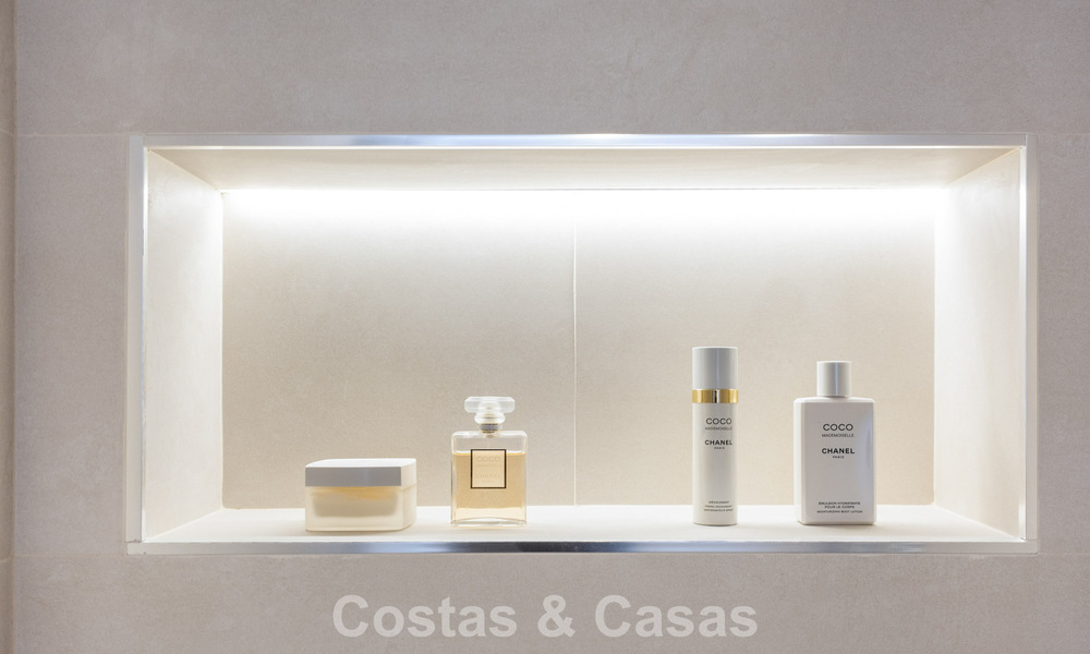 Ático reformado en venta en una popular urbanización de golf Aloha en el centro de Nueva Andalucía, Marbella 778082